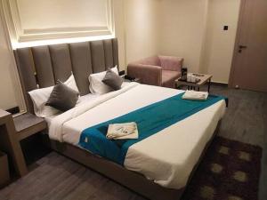 una camera d'albergo con un letto grande e una sedia di Brother hotel service a Panchkula