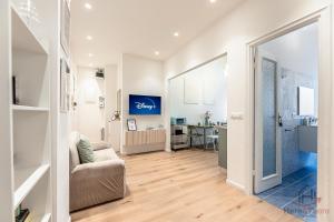 Μια τηλεόραση ή/και κέντρο ψυχαγωγίας στο New Modern Apt- Center 10min - Hiper WiFi - A-C