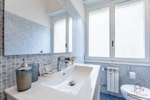 Ένα μπάνιο στο New Modern Apt- Center 10min - Hiper WiFi - A-C +17 φωτογραφίες