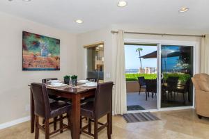 une salle à manger avec une table et des chaises ainsi qu'une terrasse dans l'établissement 5N-53 Beach Bliss Ocean Views, à Oceanside 20 autres photos