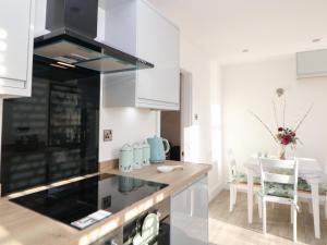 Η κουζίνα ή μικρή κουζίνα στο Shunters Nook +22 φωτογραφίες