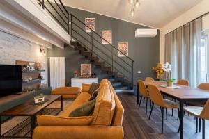 una sala de estar con un sofá y una mesa en 3 MURA rooms, en Teulada