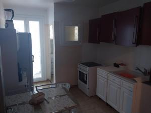 eine Küche mit Spüle und Herd in der Unterkunft F5 lumineux et moderne Le confort parfait pour familles et couples, Perpignan in Perpignan