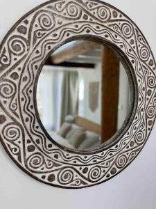 een spiegel hangt aan een muur bij Texel Atelier in De Koog