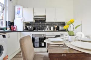 Η κουζίνα ή μικρή κουζίνα στο Athol House, near Old Trafford, Free Parking