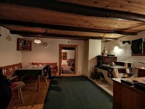 eine Küche und ein Esszimmer mit einem Tisch und einem Herd in der Unterkunft Traditionelles Bauernhaus TatraWinterparadies in Telgárt + 13 Fotos