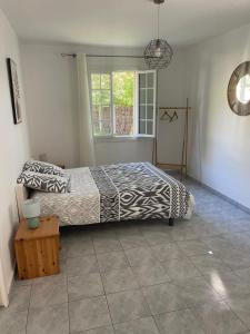 ein Schlafzimmer mit einem Bett und einem Fenster in der Unterkunft Bruyeres in Lesperon