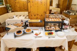 ein Tisch mit einem Buffet mit Speisen darauf in der Unterkunft EL CIASEL in Canazei