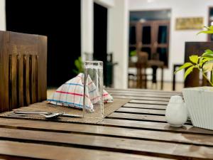 达瓦拉维Blue Bird Udawalawe的木桌上的一个玻璃花瓶