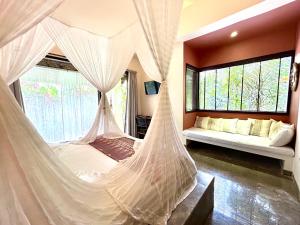 Ένα ή περισσότερα κρεβάτια σε δωμάτιο στο Karmagali Suites Adults only & Private Pool Family Villas