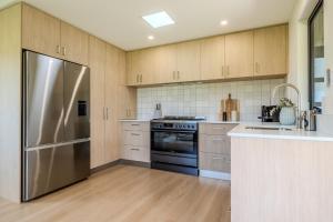 Η κουζίνα ή μικρή κουζίνα στο Bay House 95 by the BnB Collection