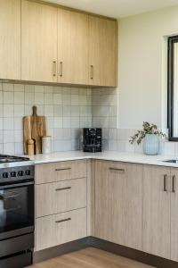 Η κουζίνα ή μικρή κουζίνα στο Bay House 95 by the BnB Collection +27 φωτογραφίες