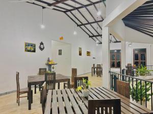 达瓦拉维Blue Bird Udawalawe的餐厅里有一张桌子和几把椅子