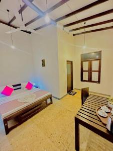 达瓦拉维Blue Bird Udawalawe的一间卧室，配有一张床和一张木桌