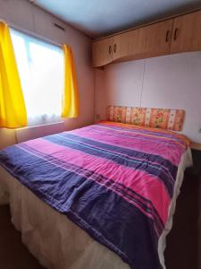 Postel nebo postele na pokoji v ubytování Beau mobilhome isolé, style anglais de 40m2 + 8 fotografií