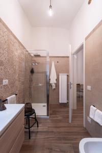 Un baño con ducha, inodoro y lavabo. en 3 MURA rooms, en Teulada 62 fotos más