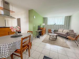 Köök või kööginurk majutusasutuses Au bord de la rivière à Pont-Labbé +8 fotot