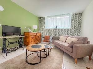 Televiisor ja/või meelelahutuskeskus majutusasutuses Au bord de la rivière à Pont-Labbé