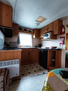 Kuchyň nebo kuchyňský kout v ubytování Beau mobilhome isolé, style anglais de 40m2