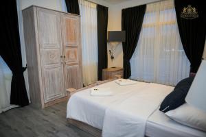 Ένα ή περισσότερα κρεβάτια σε δωμάτιο στο King Castle Lake Front By Laksam +12 φωτογραφίες