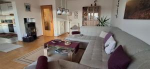 una sala de estar con un sofá y una mesa en FW Scheifele, en Zwiesel