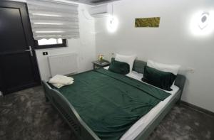 En eller flere senge i et værelse på Casa 10 Steaguri