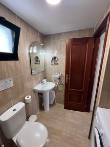 un bagno con un water e un lavandino di Bella Vista - Cactus a Puerto del Carmen Altre 10 foto