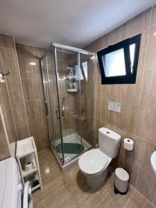 un bagno con doccia, WC e lavandino di Bella Vista - Cactus a Puerto del Carmen