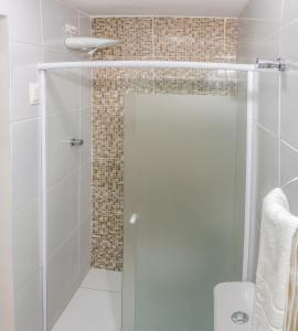 y baño con ducha y puerta de cristal. en Hotel Pousada Atlântica, en João Pessoa