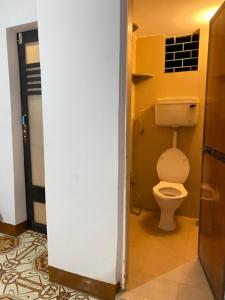 een badkamer met toilet in een kamer bij Messianic guest house in Arambol