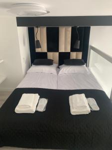 Postel nebo postele na pokoji v ubytování Apartments by Radecka Zarembowicza Wrocław Lotnisko