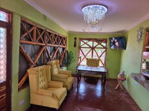 Televiisor ja/või meelelahutuskeskus majutusasutuses Bustani Luxury Cottages Tsavo