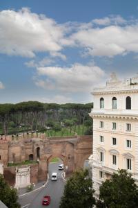 een uitzicht op een stad met een brug en een gebouw bij Martina House in Rome