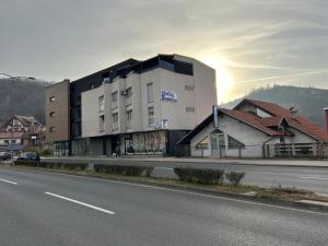 ein großes Gebäude am Straßenrand in der Unterkunft CENTRAL POINT APARTMENT - City centar Zenica- in Zenica