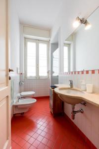 Ένα μπάνιο στο Spacious apartment