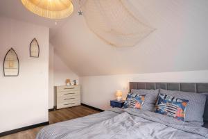 a bedroom with a bed and a ceiling at Domki u Duszy in Brenna