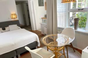 Postel nebo postele na pokoji v ubytování Texel Tuinkamer