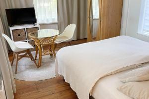 Postel nebo postele na pokoji v ubytování Texel Tuinkamer