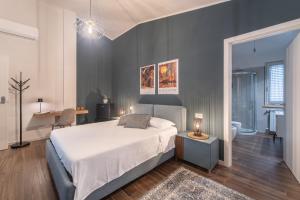 1 dormitorio con cama blanca, escritorio y silla en 3 MURA rooms, en Teulada