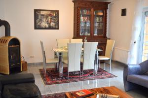 a living room with a table and white chairs at Ferienhaus Meerzeit in Dornum +15 photos