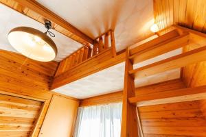 Habitación con paredes de madera y techo con luz. en 長崎観光の拠点に最適グラバー園近くの一軒家ステイ, en Nagasaki