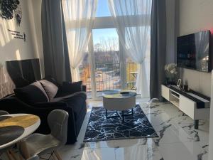 TV a/nebo společenská místnost v ubytování Apartments by Radecka Zarembowicza Wrocław Lotnisko