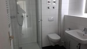 Ένα μπάνιο στο Appartement In Middelhagen Mit Terrasse Und Garten