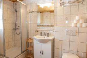 ein Badezimmer mit Waschbecken, Dusche und Toilette in der Unterkunft Ferienwohnung Schaupphof in Donnersbachwald + 52 Fotos