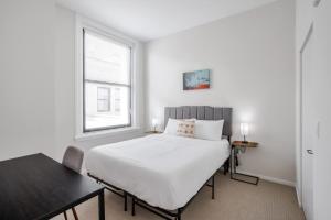 Ένα ή περισσότερα κρεβάτια σε δωμάτιο στο TWO CozySuites Sky Central Rooftop Pool #26