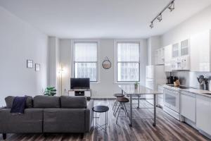 Η κουζίνα ή μικρή κουζίνα στο TWO CozySuites Sky Central Rooftop Pool #27