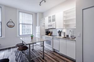 Η κουζίνα ή μικρή κουζίνα στο TWO CozySuites Sky Central Rooftop Pool #27