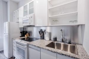 Η κουζίνα ή μικρή κουζίνα στο TWO CozySuites Sky Central Rooftop Pool #27 +15 φωτογραφίες