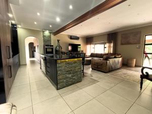 sala de estar amplia con cocina y sofá en 40 On Jacopever, en Richards Bay