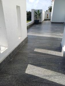 una pasarela en un edificio con una maceta en Yelona Rest, en Galle